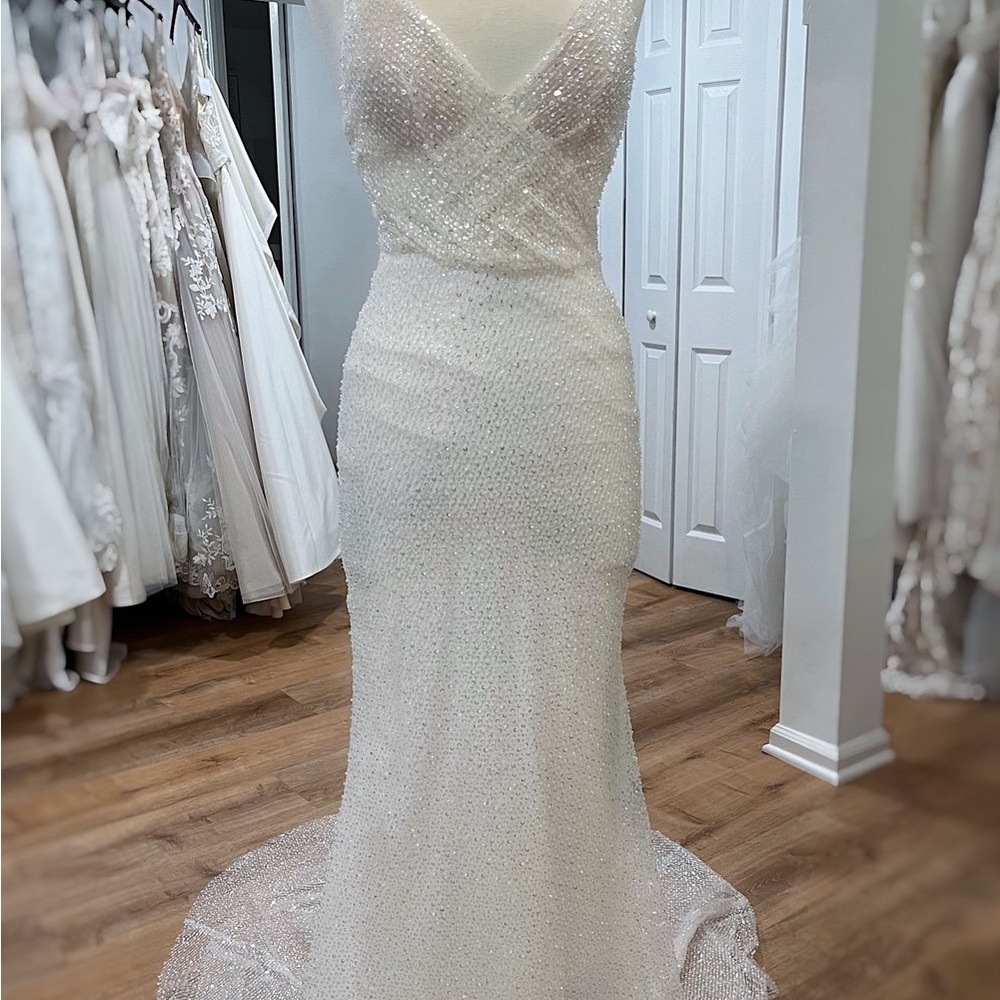 Elegant White Wedding Dress - Picture 5 of 5